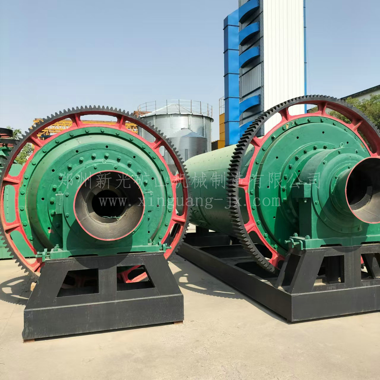 優(yōu)質(zhì)球磨機圖片 新光球磨機廠家:球磨機將堅硬化為粉末的“工業(yè)磨盤”